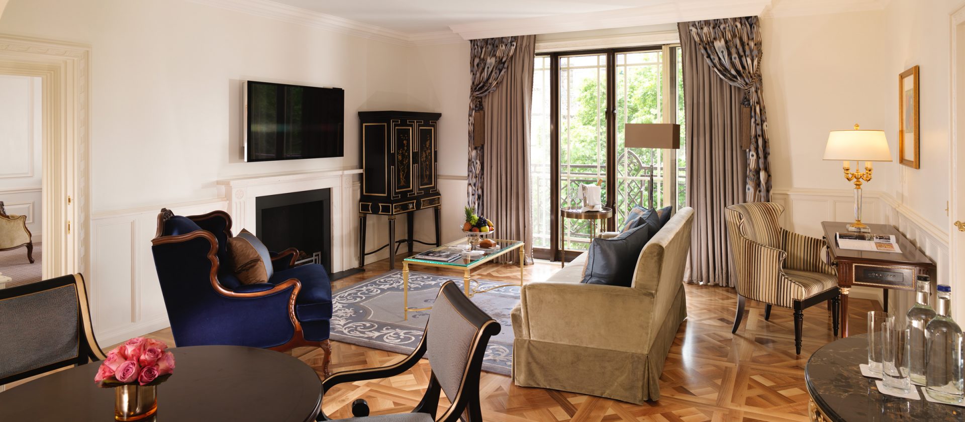 london-the-dorchester-london-belgravia-suite-living-room-landscape-2-1920x840
